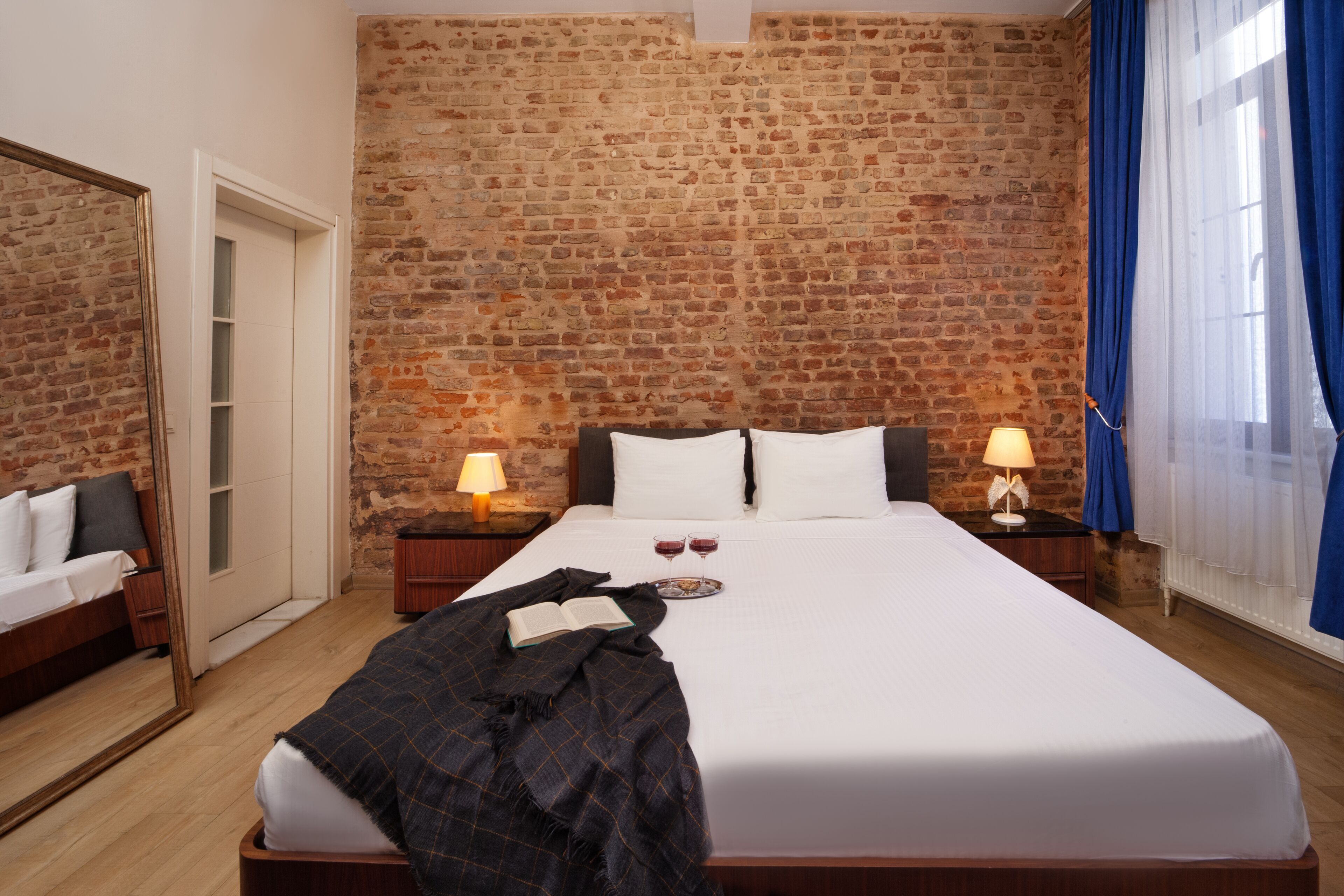 deluxe double room with brick wall | 1 bedroom, minibar, in-room safe, desk