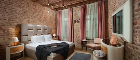 Deluxe Double Room with Brick Wall | Minibar, in-room safe, desk, soundproofing