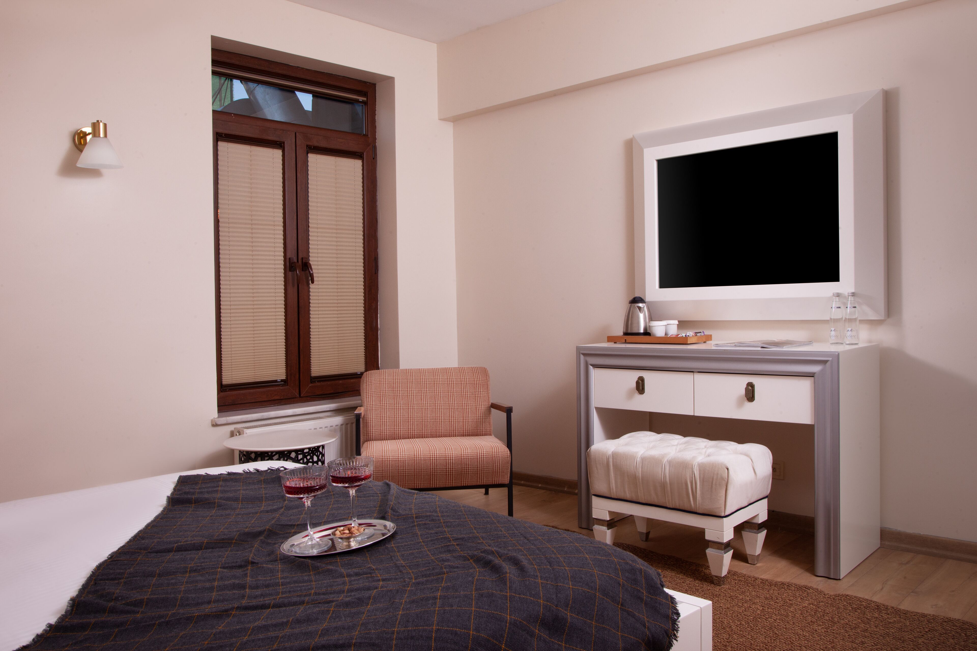 deluxe double room with brick wall | 1 bedroom, minibar, in-room safe, desk