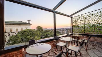 Deluxe Double Room with Brick Wall | Terraza o patio