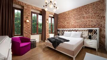 Deluxe Double Room with Brick Wall | Minibar, caja fuerte, escritorio y sistema de insonorización