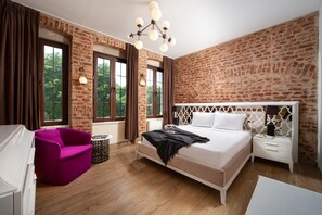 Deluxe Double Room with Brick Wall | Minibaari, tallelokero huoneessa, työpöytä, äänieristys
