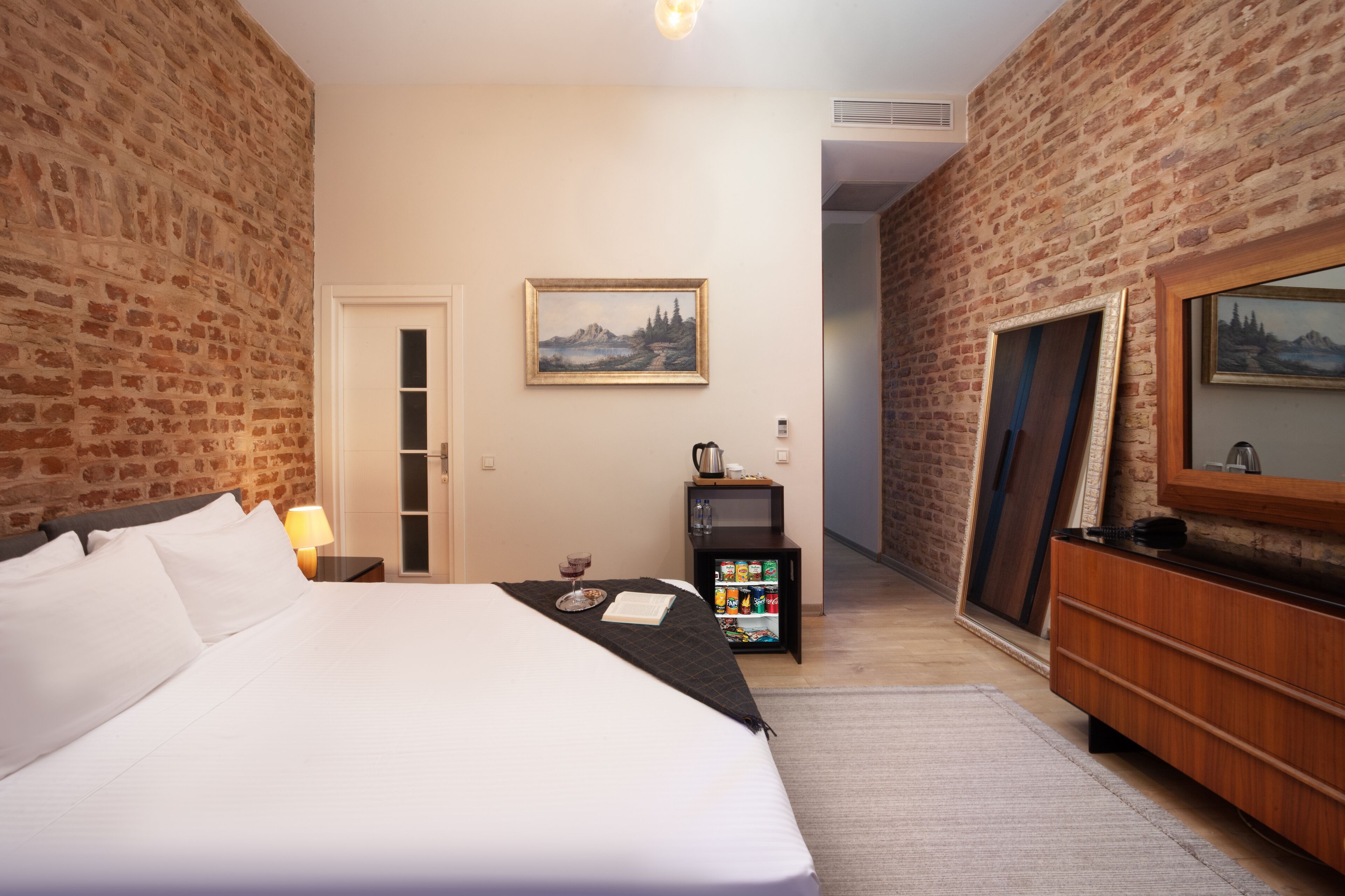 deluxe double room with brick wall | 1 bedroom, minibar, in-room safe, desk