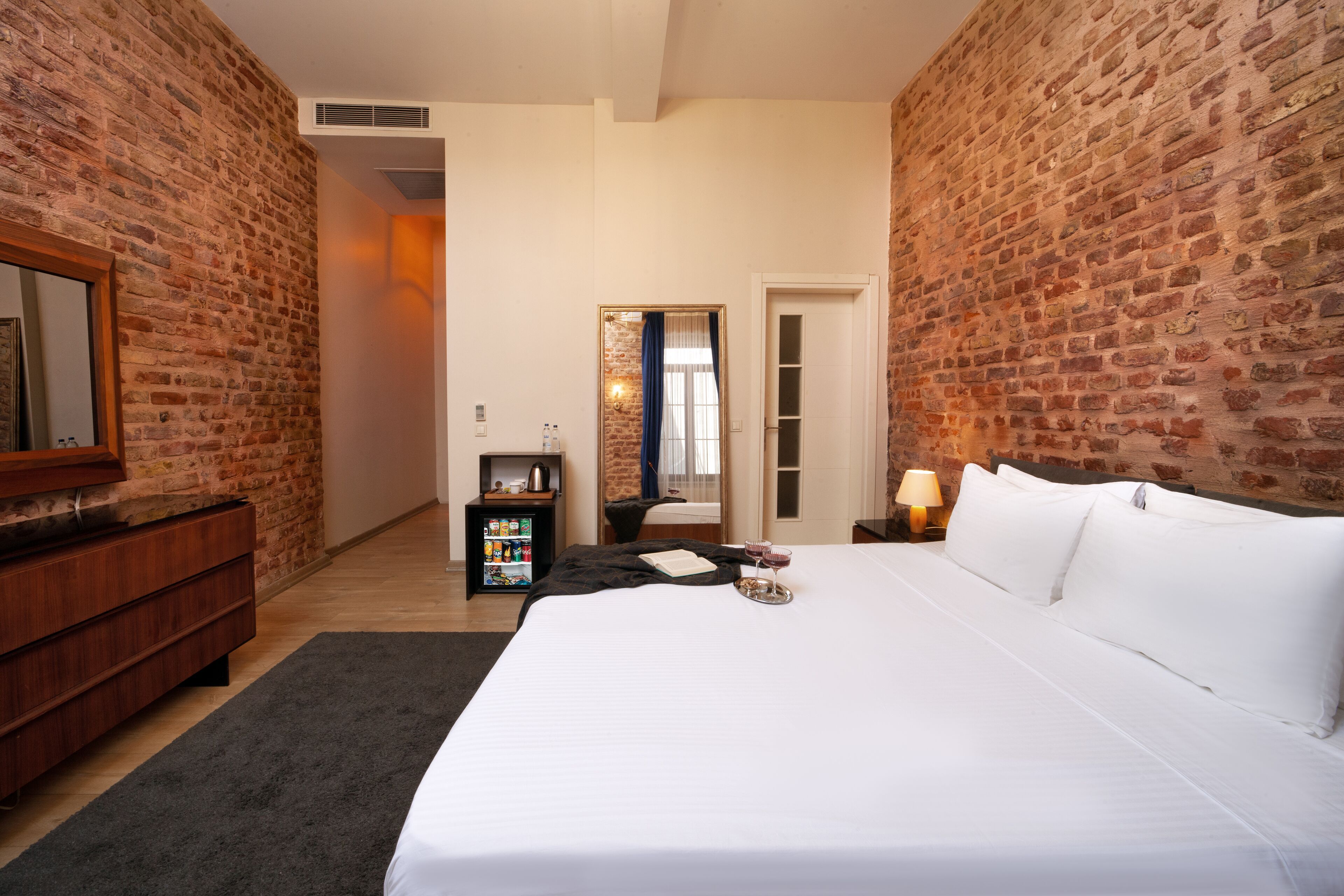 deluxe double room with brick wall | 1 bedroom, minibar, in-room safe, desk