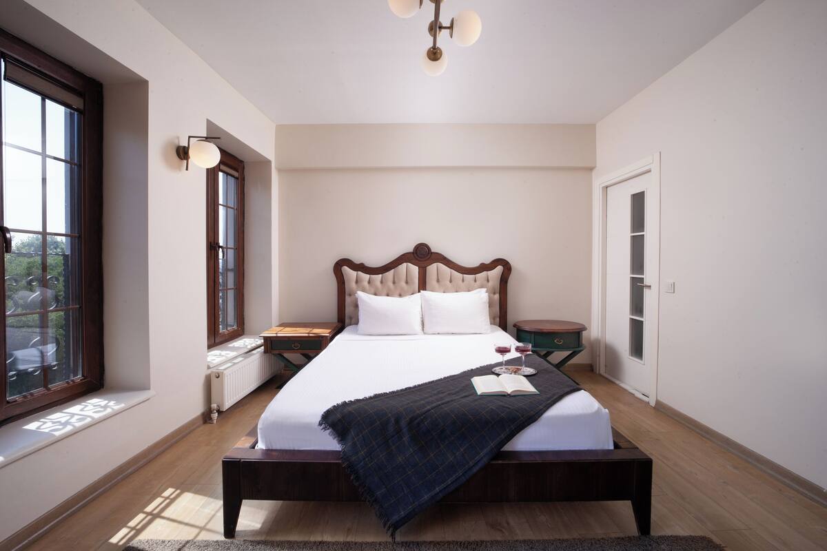 Chambre Standard, vue ville | Draps en coton égyptien, literie de qualité supérieure, minibar
