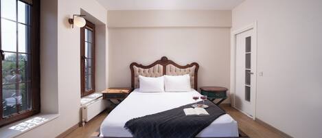 Standard Room, City View | Egyptian cotton sheets, premium bedding, minibar, in-room safe