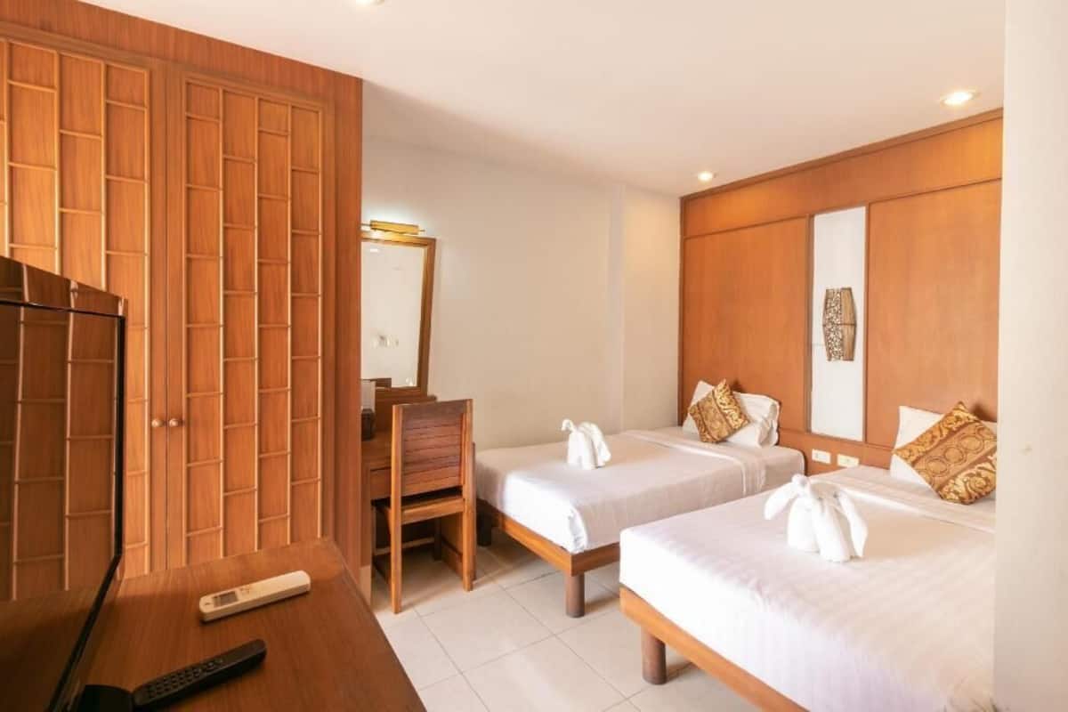 Minibar, in-room safe, blackout drapes, WiFi (free)