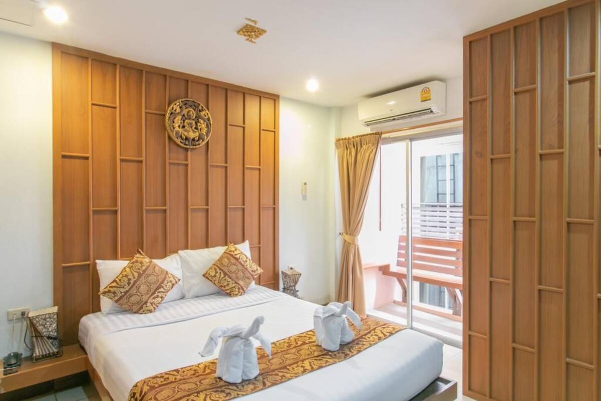 Minibar, in-room safe, blackout drapes, WiFi (free)