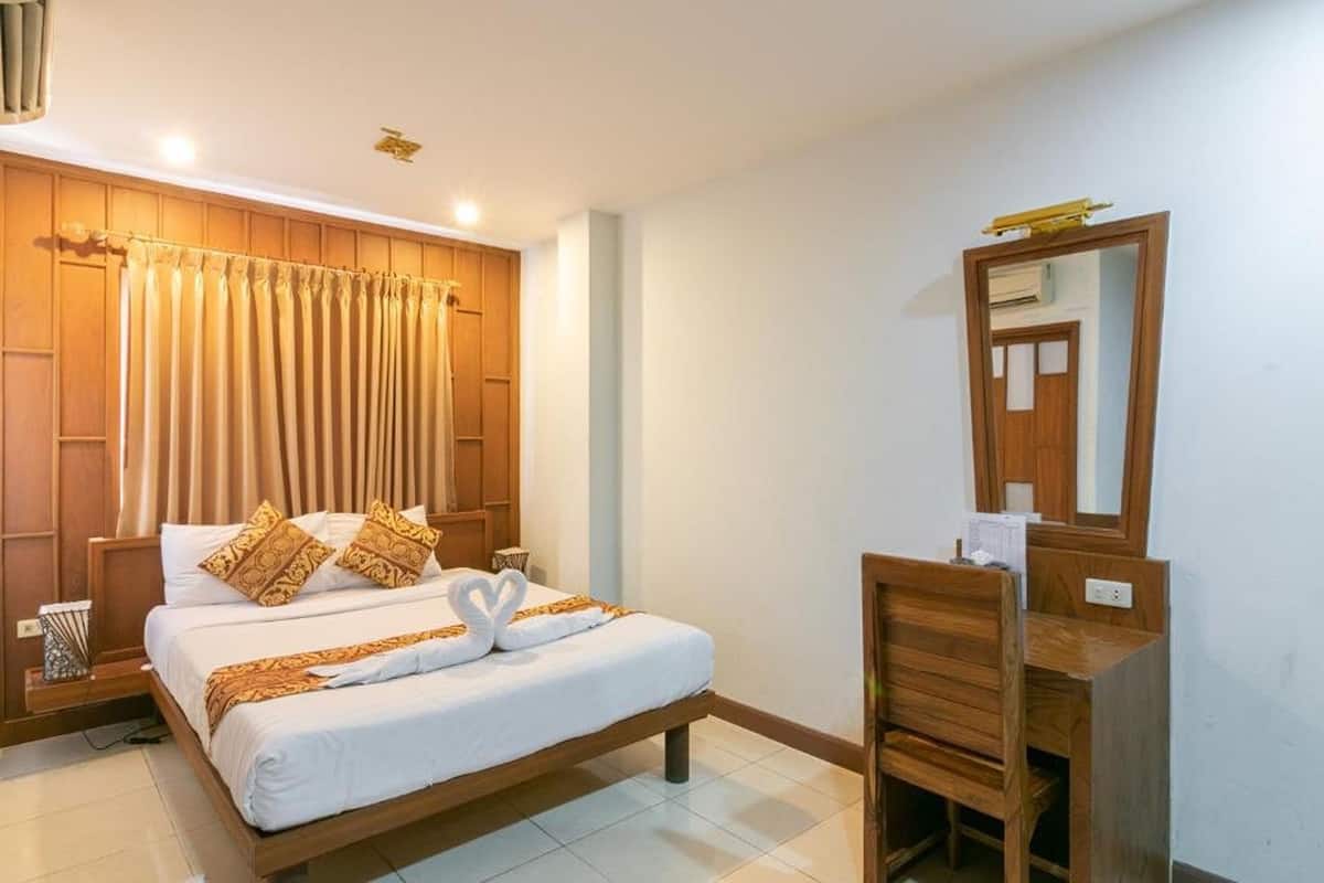 Minibar, in-room safe, blackout drapes, WiFi (free)