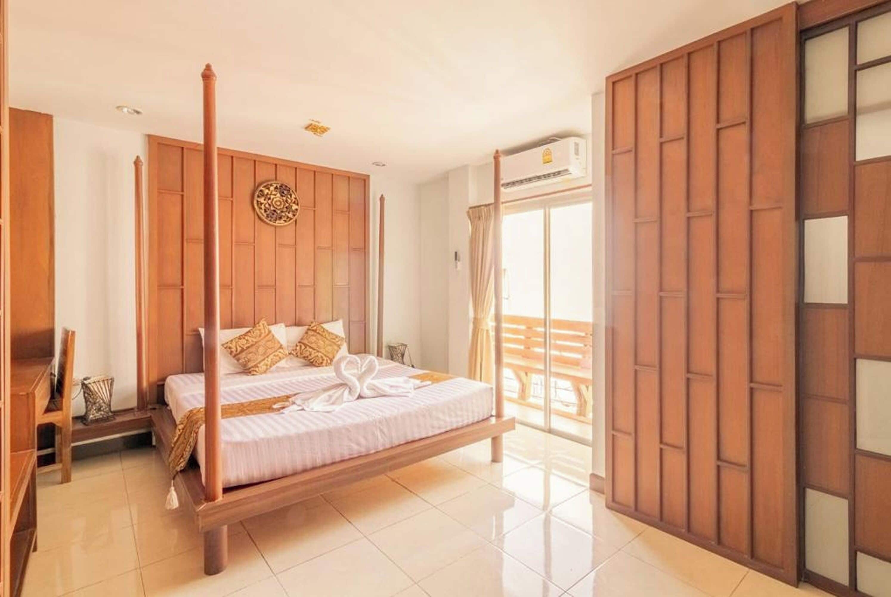 Deluxe Double or Twin Room | Minibar, in-room safe, blackout curtains, free WiFi