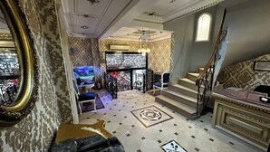 تفاصيل الفندق من الداخل