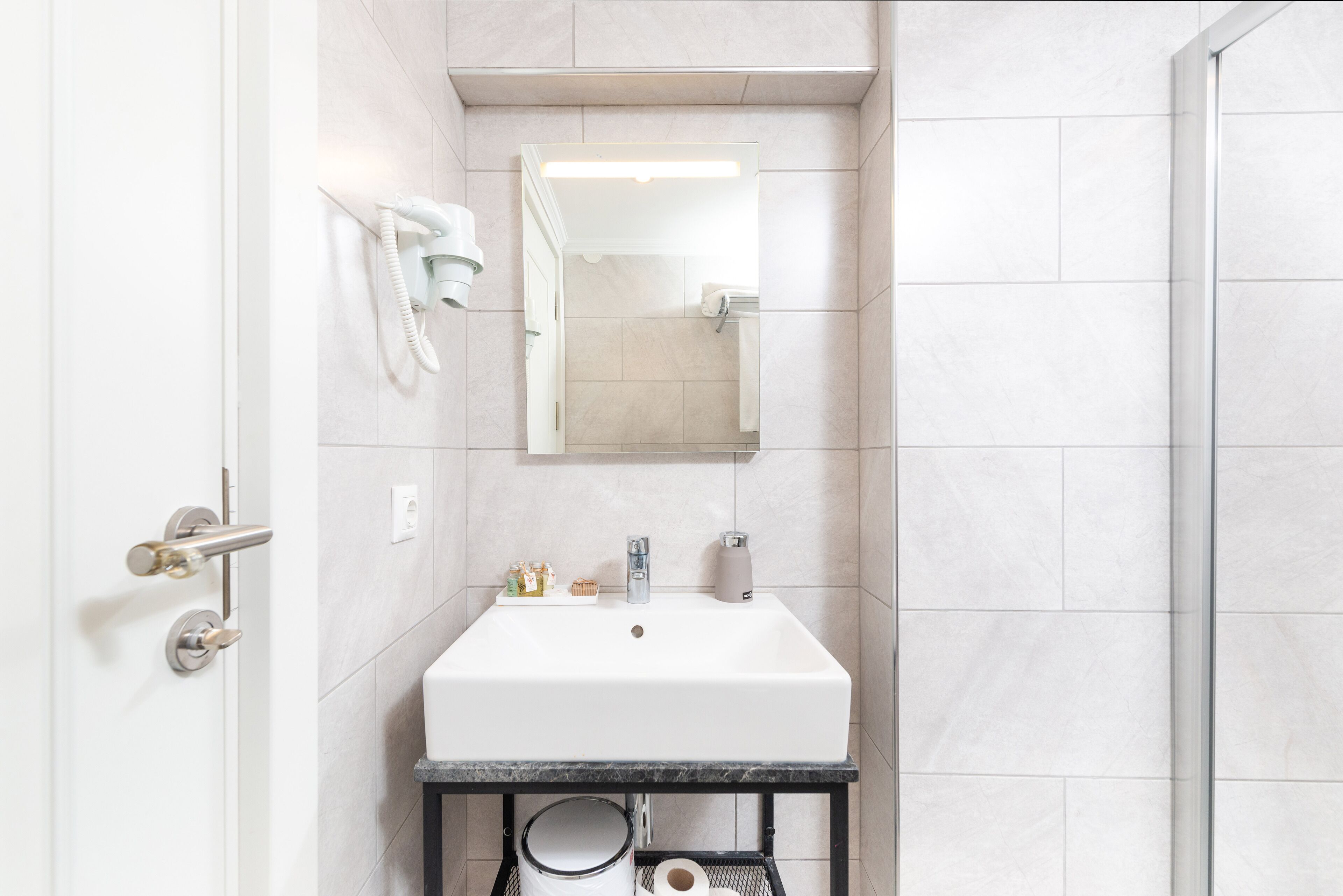 standard double room | bathroom | shower, free toiletries, hair dryer, towels