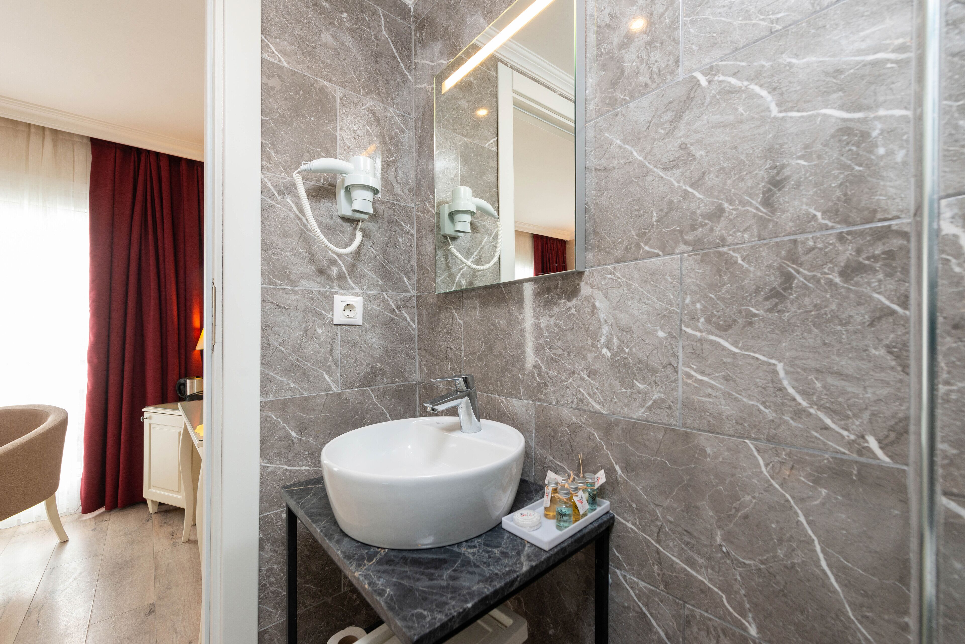 standard double room | bathroom | shower, free toiletries, hair dryer, towels