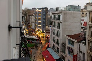 Minibar, in-room safe, free WiFi, bed sheets - Mr. Bird Hotel (Istanbul)