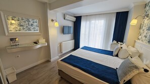 Double or Twin Room | Minibar, in-room safe, free WiFi, bed sheets - Mr. Bird Hotel (Istanbul)