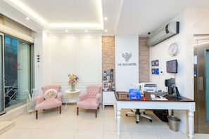 Reception - Mr. Bird Hotel (Istanbul)