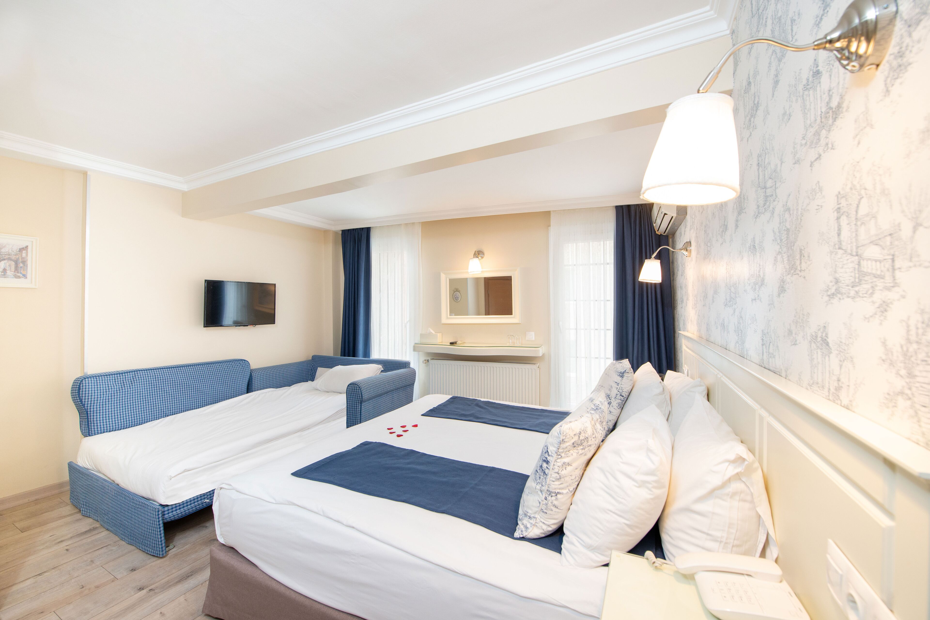 deluxe double or twin room (or twin) | 1 bedroom, minibar, in-room safe, free wifi