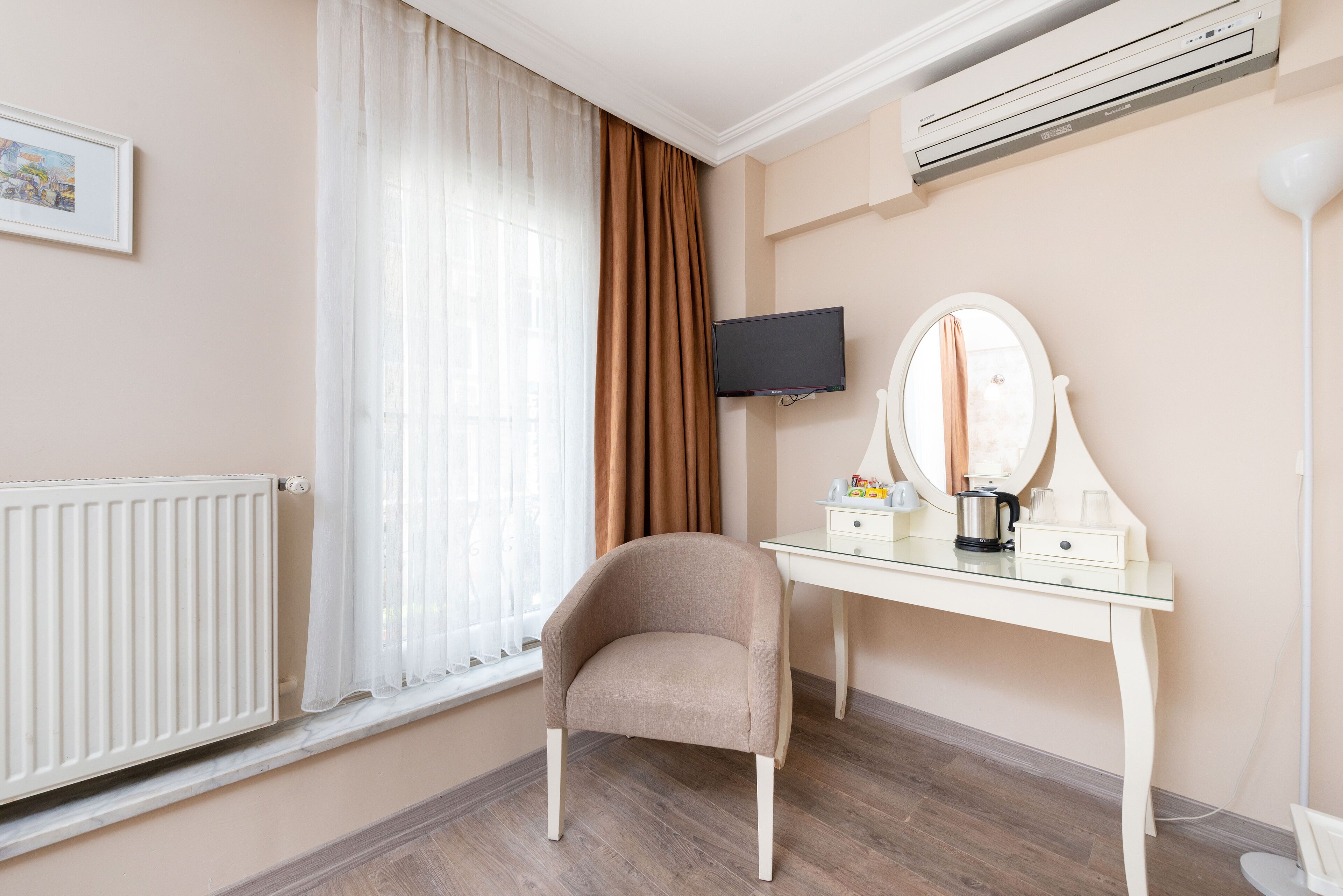 economy double room | 1 bedroom, minibar, in-room safe, free wifi