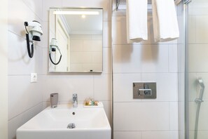 Douche, articles de toilette gratuits, sèche-cheveux