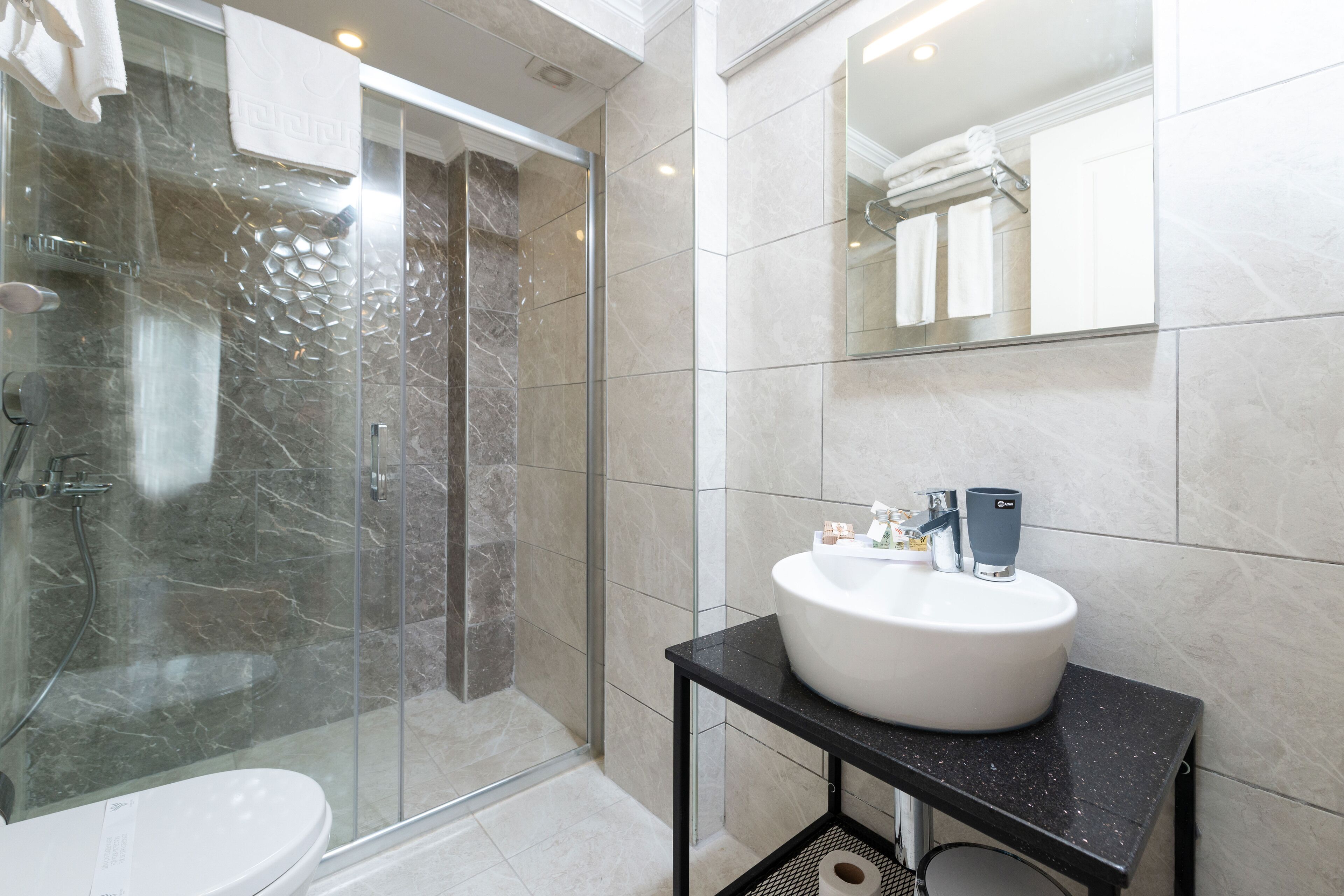 superior double or twin room, sea view | bathroom | shower, free toiletries, hair dryer, towels