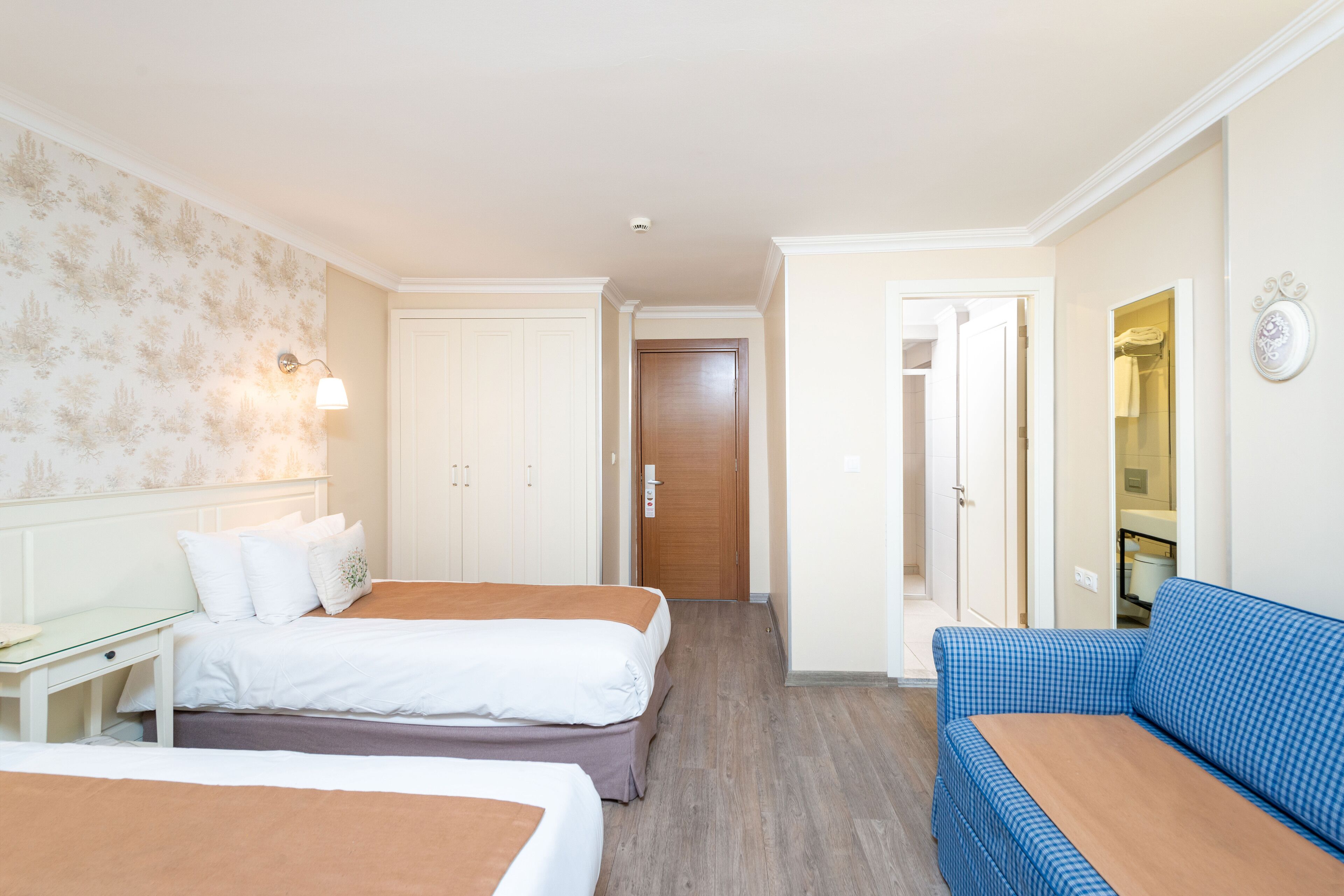 Habitación económica con 1 cama doble o 2 individuales | Minibar, caja fuerte, wifi gratis y ropa de cama