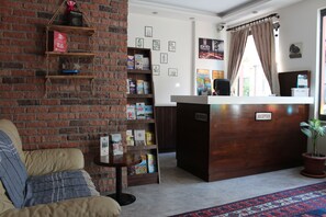 Reception - Stanpoli Hostel (Istanbul)