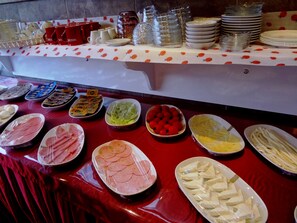 Daily buffet breakfast for a fee - Stanpoli Hostel (Istanbul)