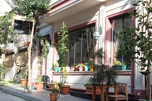 Front of property - Stanpoli Hostel (Istanbul)
