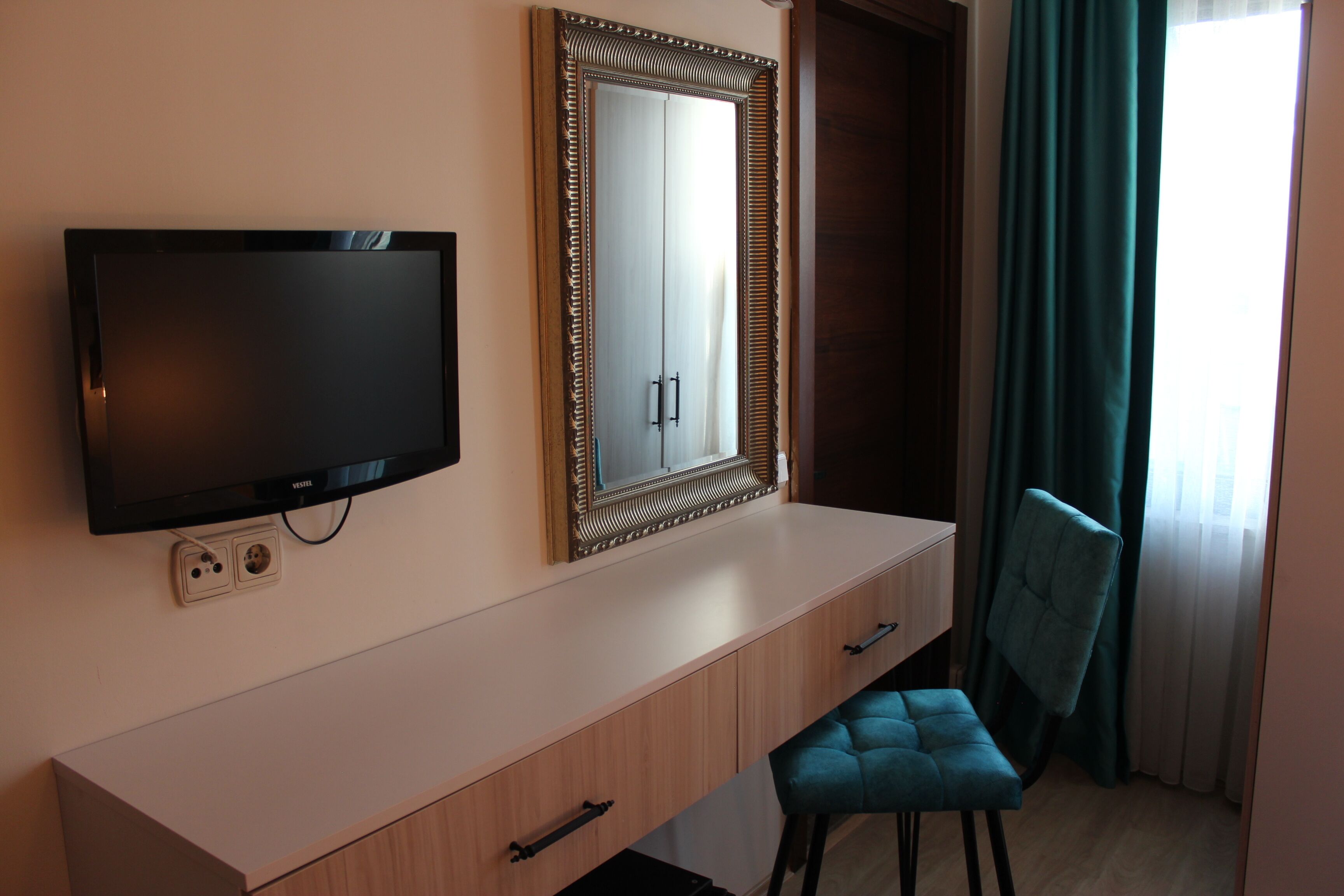 标准双人房 (French Balcony) | 客房内保险箱、办公桌、隔音、熨斗/熨板