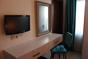 Caja de seguridad en la habitación y escritorio