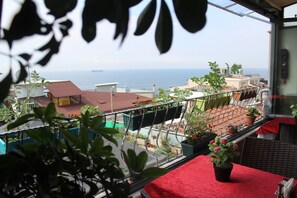 Rooftop terrace - Stanpoli Hostel (Istanbul)