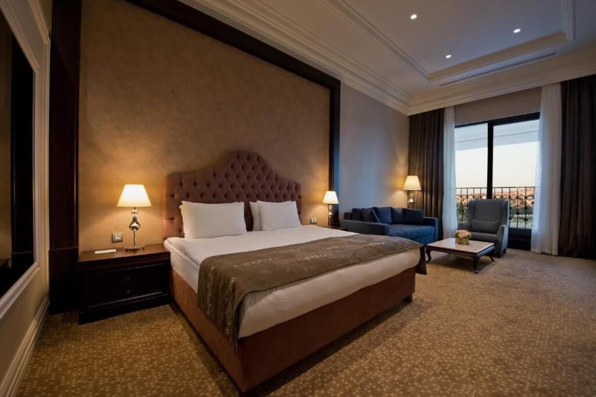 Deluxe Suite, 1 Double Bed, Garden View | Premium bedding, minibar, in-room safe, desk