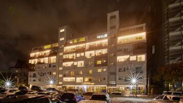 Bagian depan properti - sore/malam