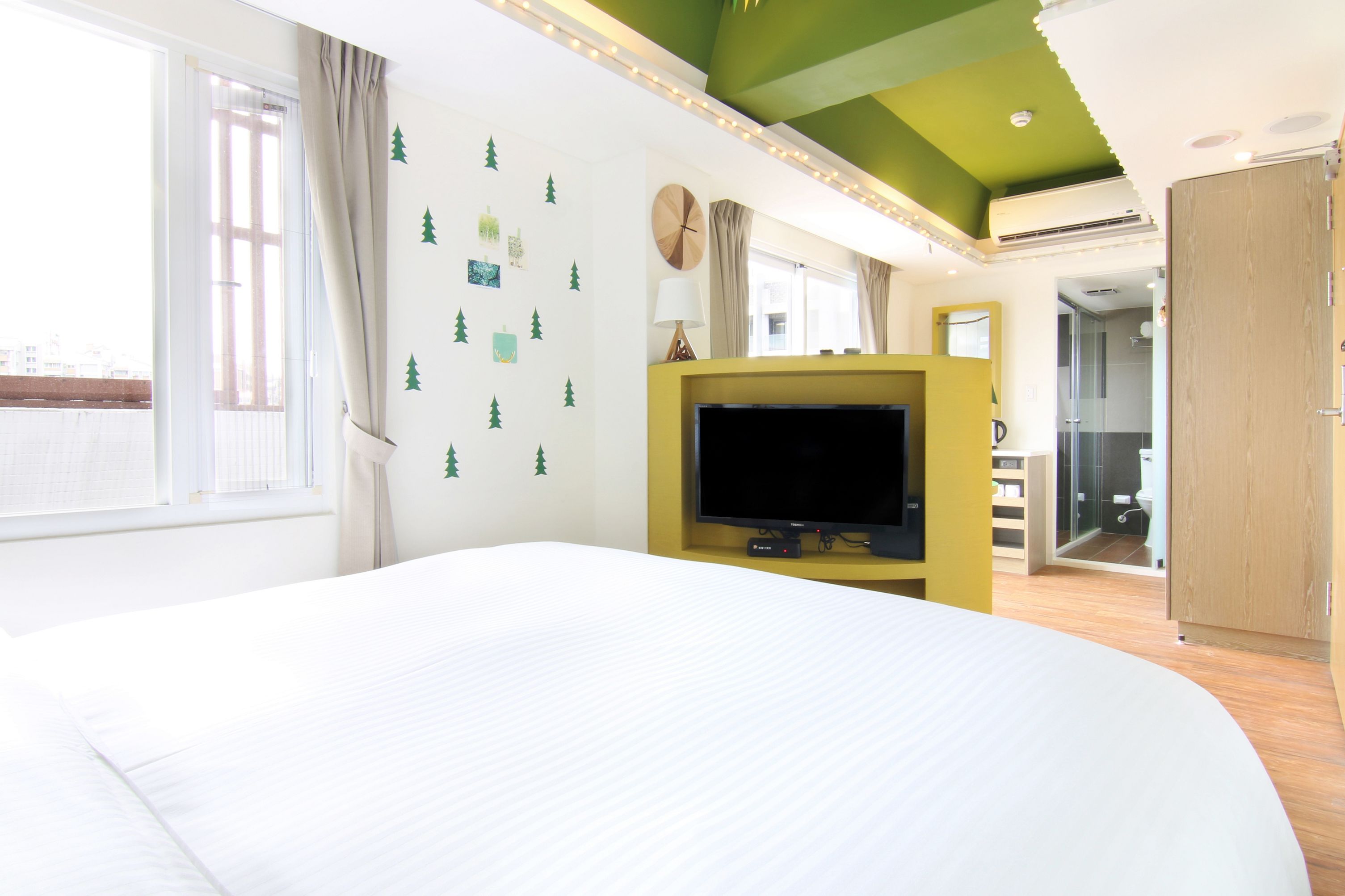 sun standard double room (design) | 1 bedroom, down duvets, in-room safe, desk