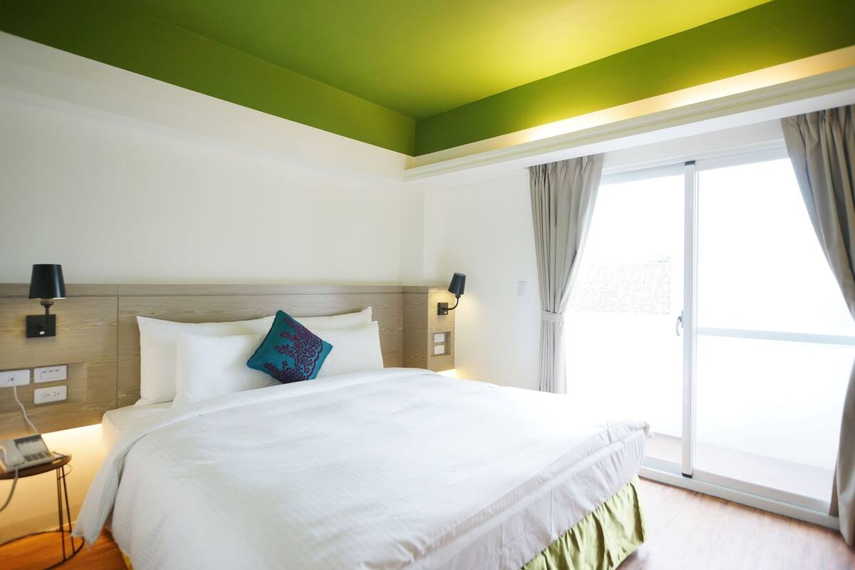 Quarto casal standard | Edredons de pluma, cofres nos quartos, escrivaninha, cortinas blackout
