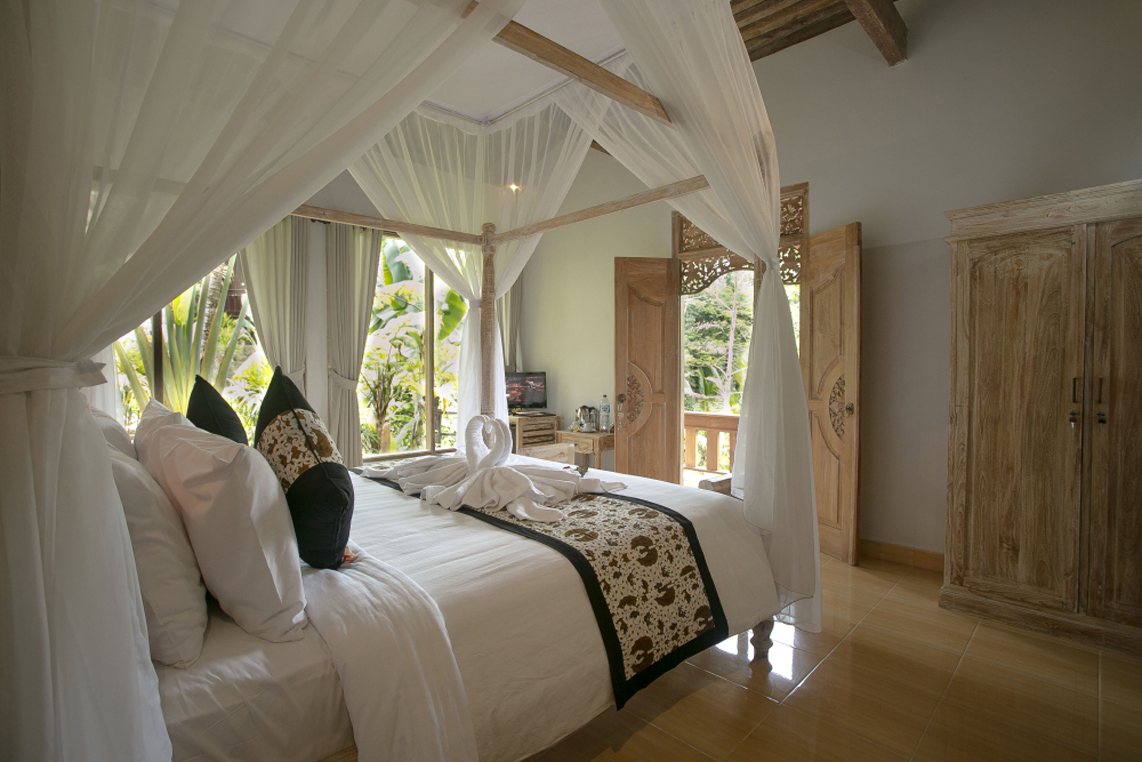 suite, 1 queen bed, valley view | minibar, in-room safe, individually decorated, individually furnished