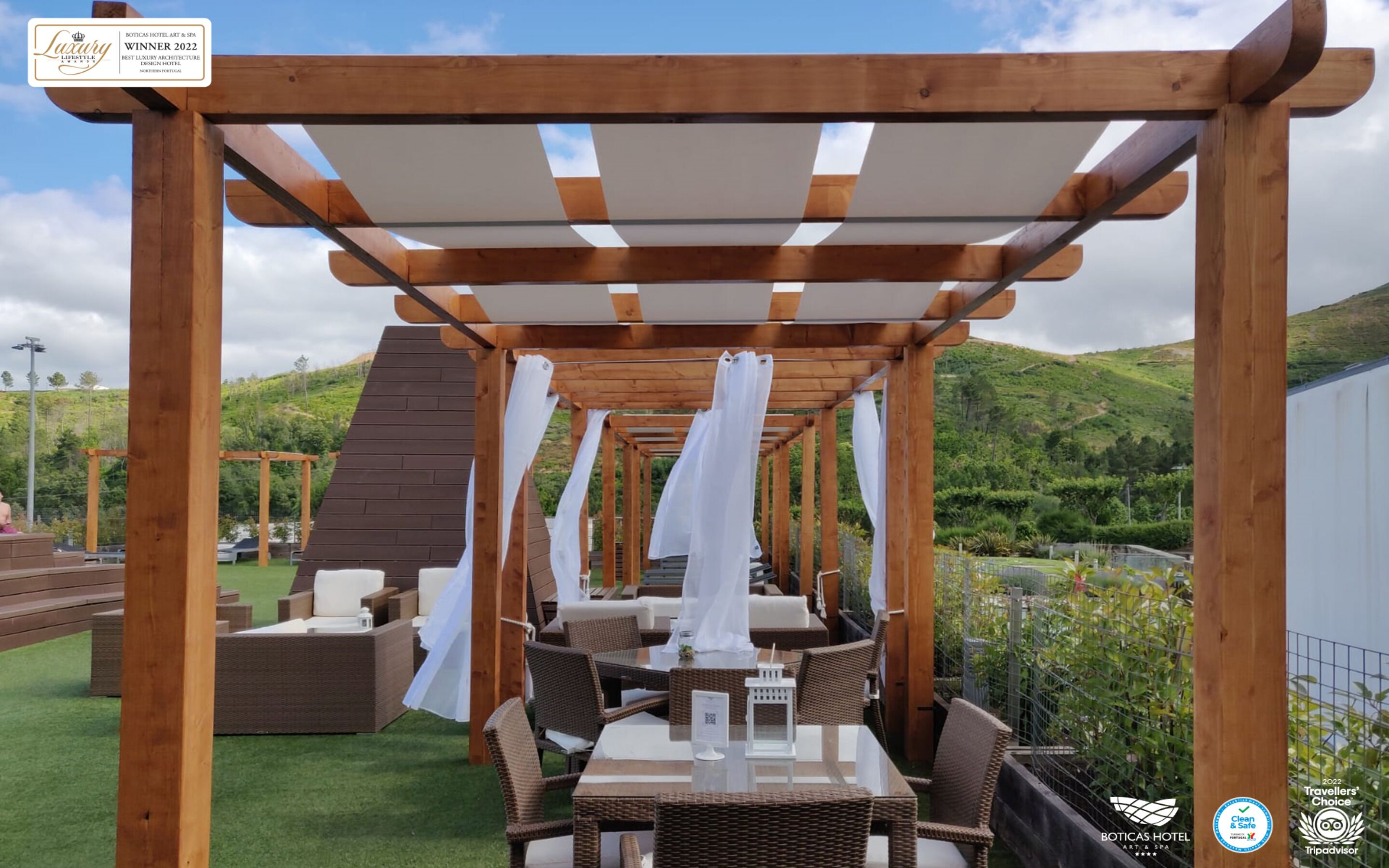 屋内プール、季節限定屋外プール、営業時間 9:00 ～ 深夜 0 時、サンラウンジャー