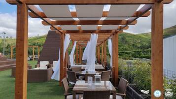 室內游泳池和季節性室外游泳池,開放時間為 09:00 至 00:00,提供日光浴躺椅