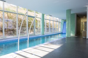 Indoor pool, seasonal outdoor pool, sun loungers - Boticas Hotel Art & Spa (Boticas)