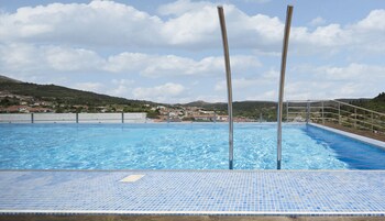 室內泳池、季節性室外泳池;9:00 至 0:00 開放;躺椅