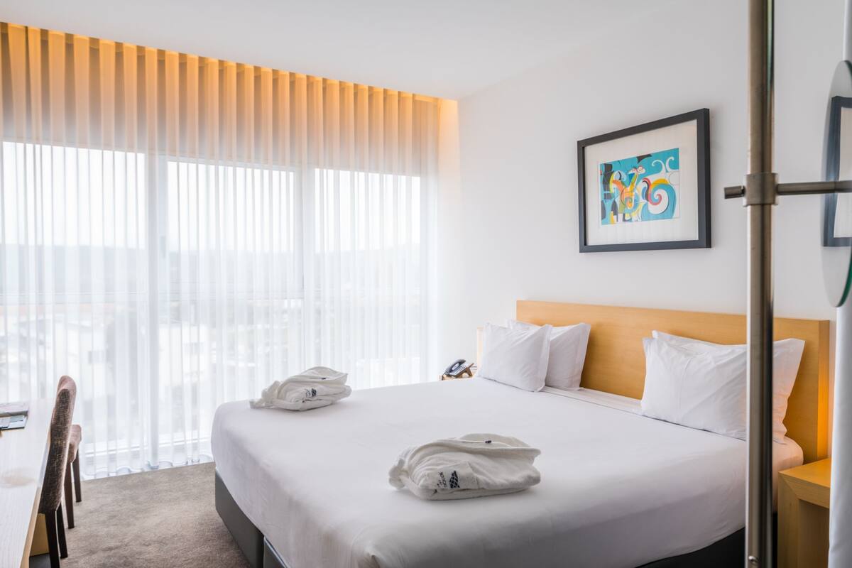 Minibar, safe på rommet, skrivebord og blendingsgardiner