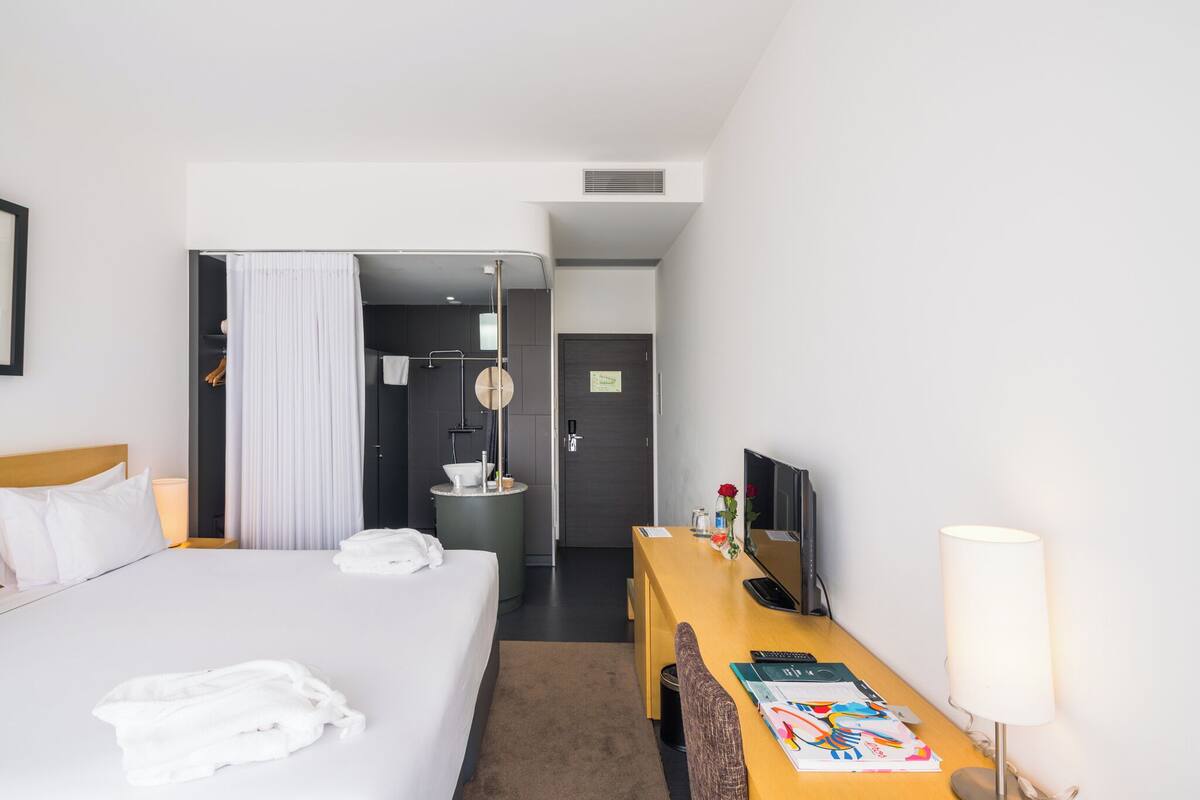 Minibar, safe på rommet, skrivebord og blendingsgardiner