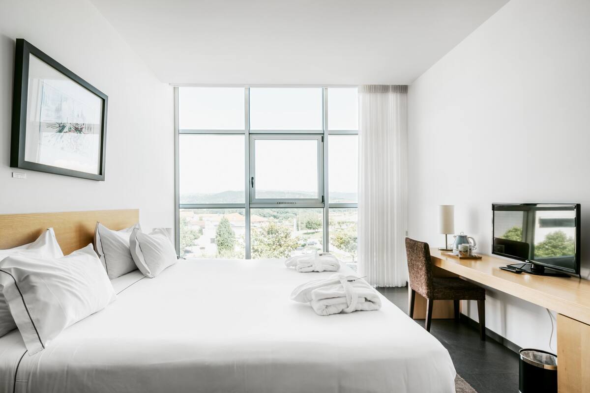 Minibar, safe på rommet, skrivebord og blendingsgardiner