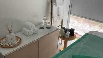 Salas de tratamiento para parejas, un sauna, una bañera de hidromasaje
