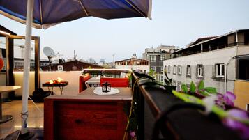 Daily cooked-to-order breakfast (EUR 5 per person)