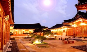 Land view from property - Gyeongju Hwangnamkwan Hanok Hotel (Gyeongju)
