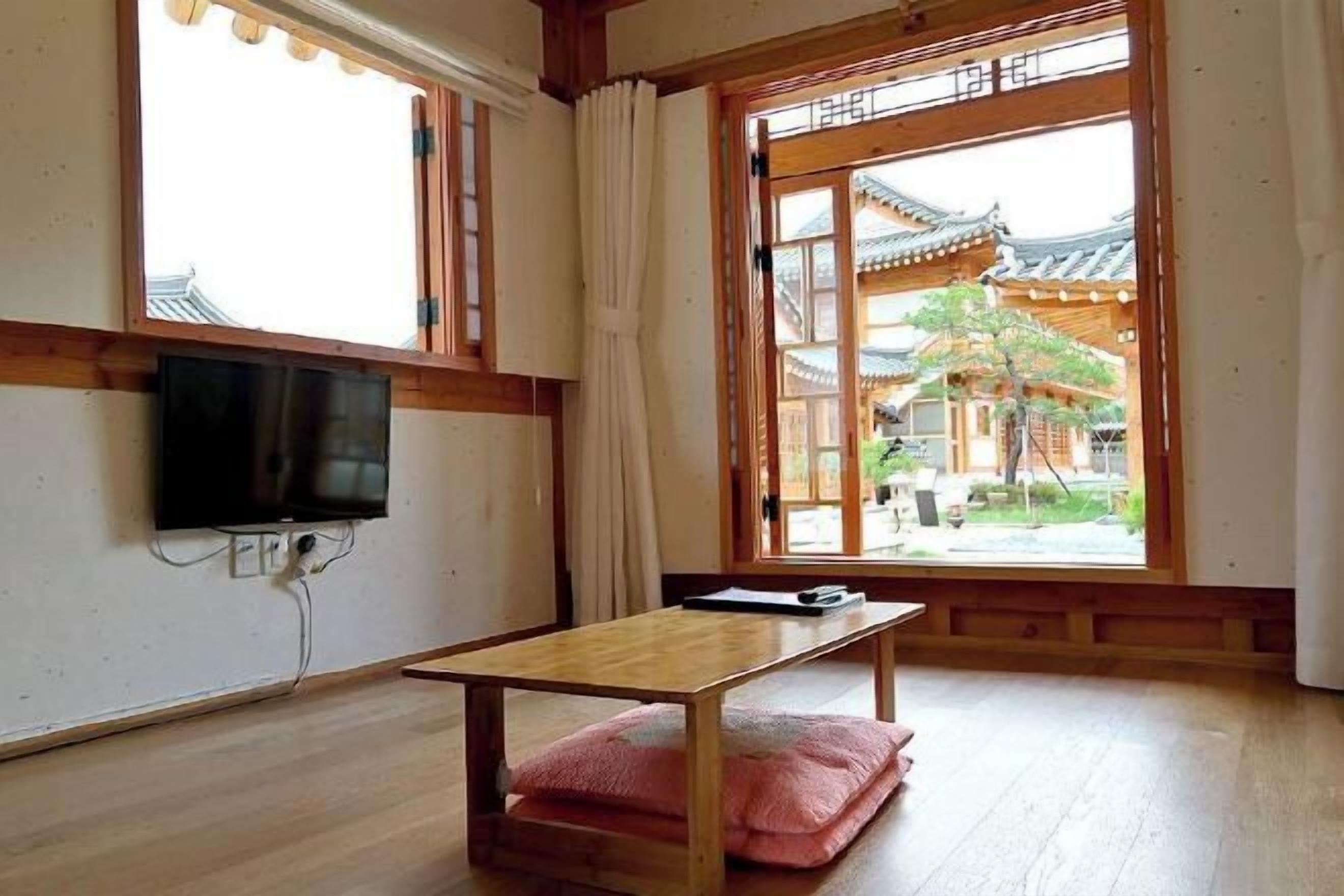 Living area | 32-inch flat-screen TV with satellite channels, TV