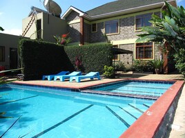 Útilaug, opið kl. 09:00 til kl. 18:30, sólhlífar, sólstólar