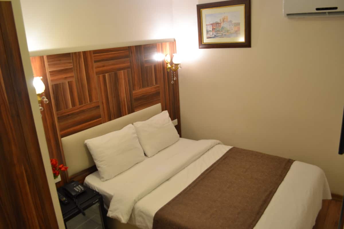 Hypo-allergenic bedding, minibar, soundproofing, iron/ironing board