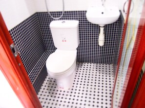 淋浴设施、免费洗浴用品、吹风机、拖鞋